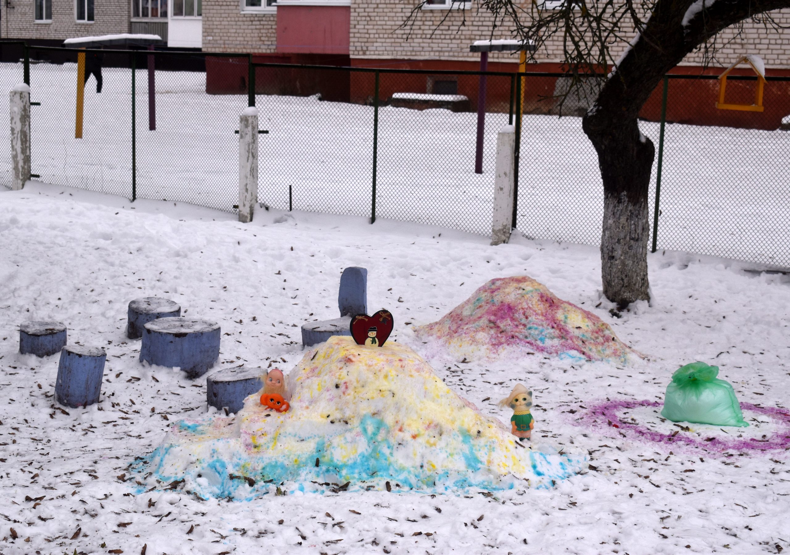 Яркие снежные скульптуры появились в 4-м детском саду Мяделя