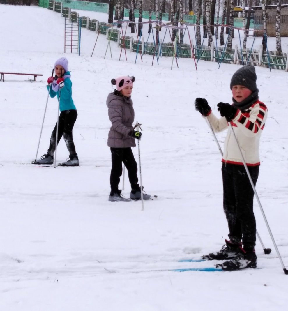 Субботний день в Свири дети провели на лыжах