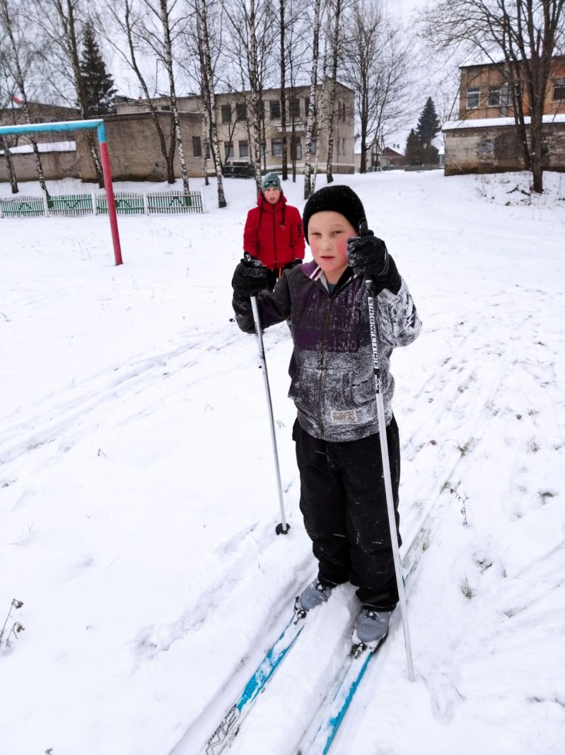 Субботний день в Свири дети провели на лыжах