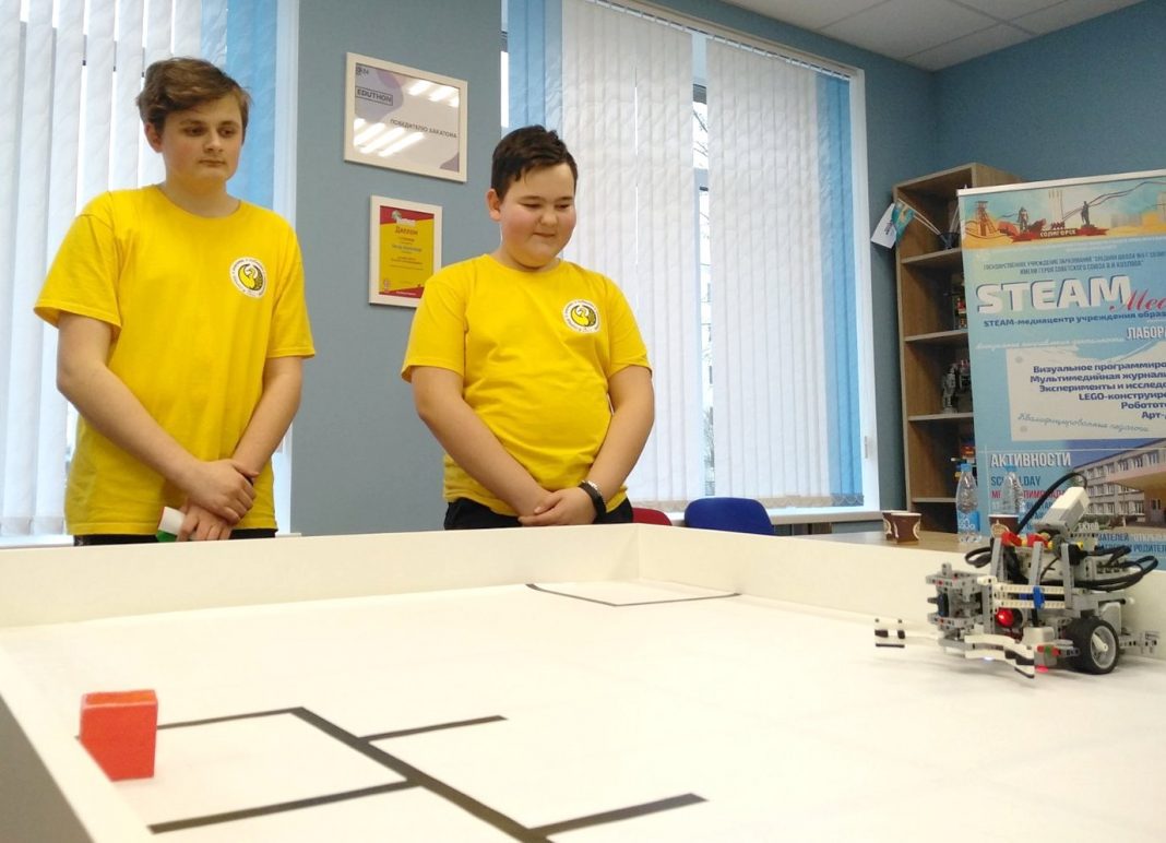Мядельчане победили в номинации "Мобильная робототехника" на областном этапе республиканского конкурса