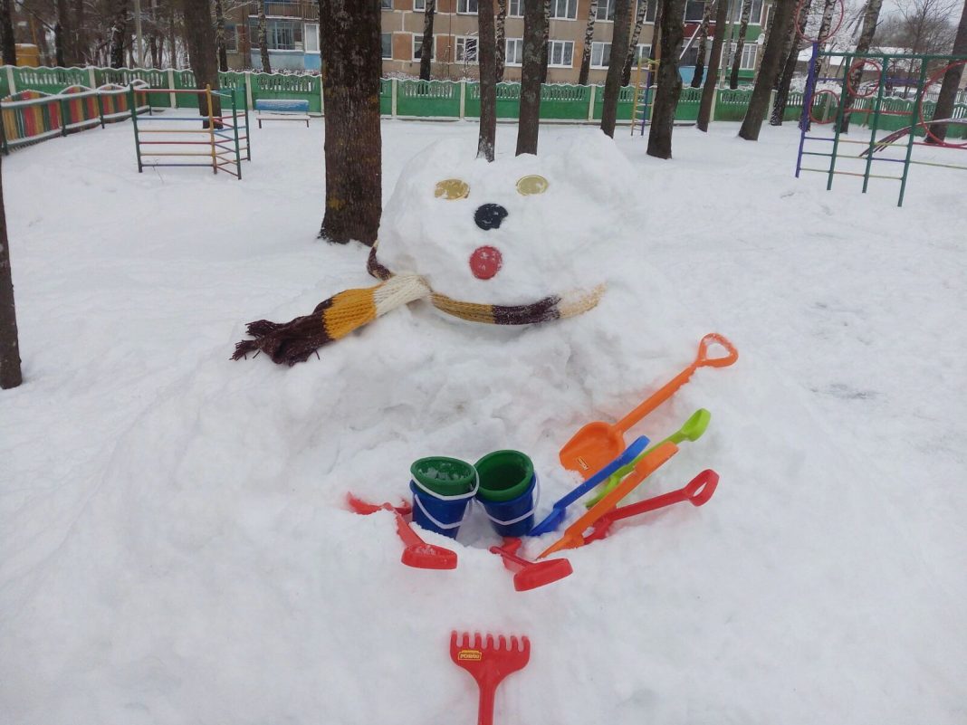 В Свири у малышей интересные снежные забавы