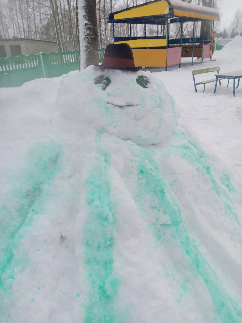 В Свири у малышей интересные снежные забавы