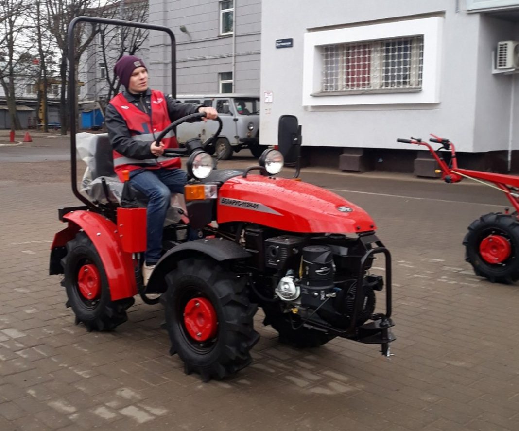 Ученики Занарочской школы посетили Минский тракторный завод