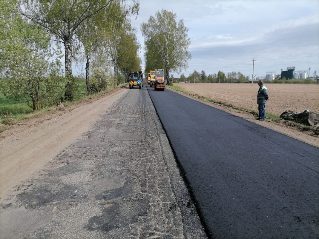 Фотофакт: идет  укладка асфальто-бетонного покрытия на дороге Кривичи-Осово