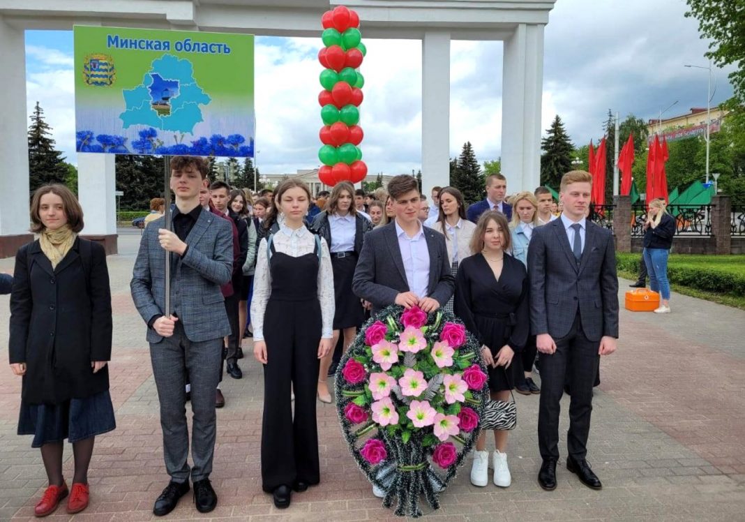 В республиканском празднике "Последний звонок – 2022" участвовала делегация выпускников Мядельского района