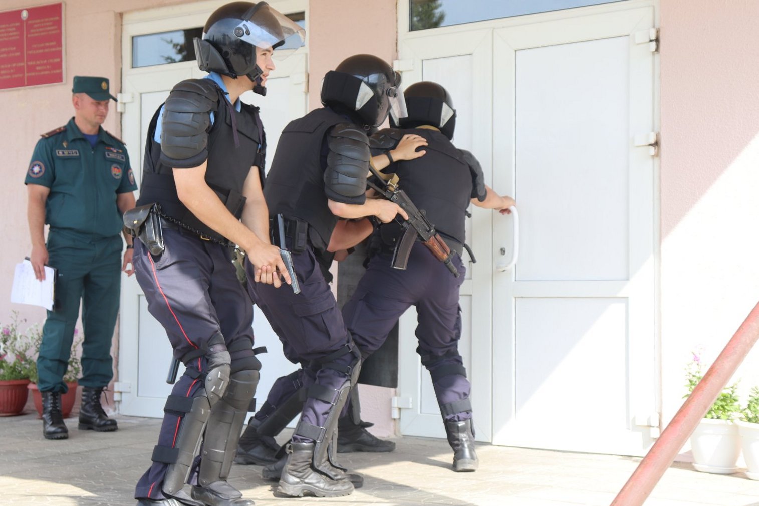 Во второй день комплексного учения в Мяделе "освобождали заложников"