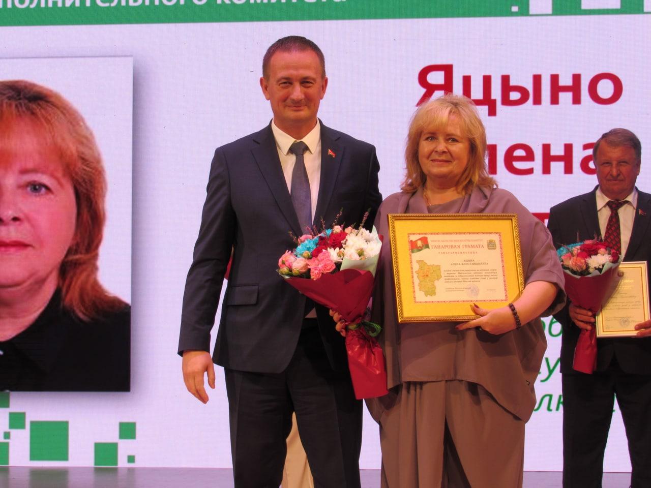 Представителей Мядельщины наградили на областной августовской педконференции