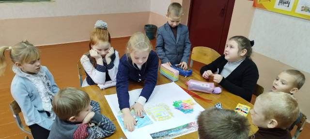 Учащиеся Сырмежской школы создали коллаж «Образы яркие Минщины моей»