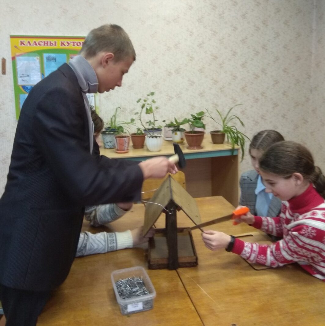 Учащиеся Сырмежской школы сделали кормушки для птиц