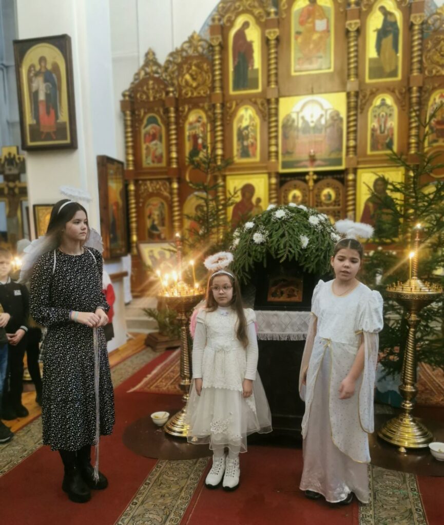 В Мяделе воспитанники воскресной школы поздравили прихожан со светлым Праздником Рождества Христова