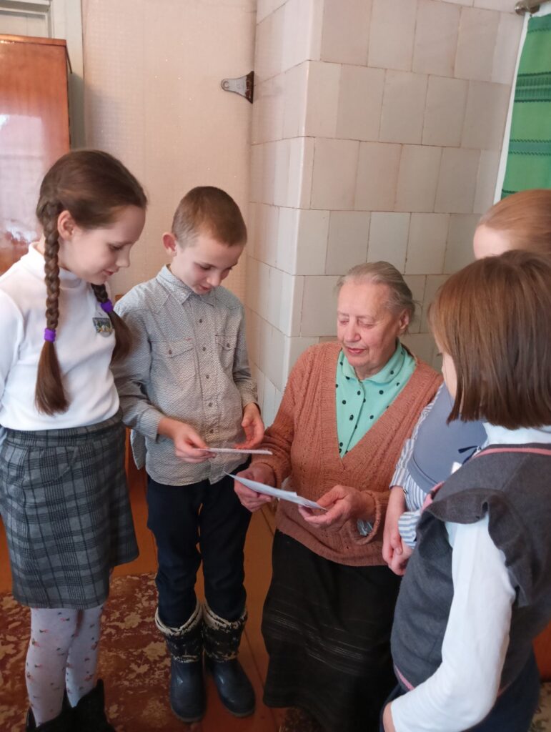 Учащиеся Свирской школы посетили ветеранов труда