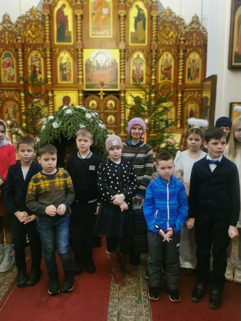 В Мяделе воспитанники воскресной школы поздравили прихожан со светлым Праздником Рождества Христова