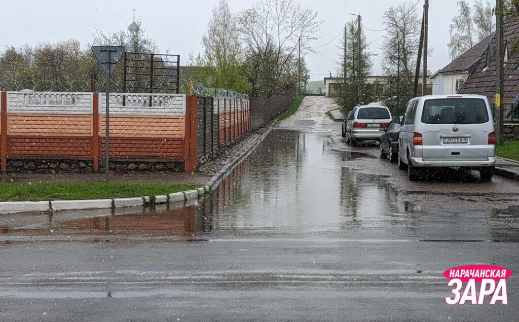 С дождём появляется она — здоровенная лужа на Юбилейной в Мяделе