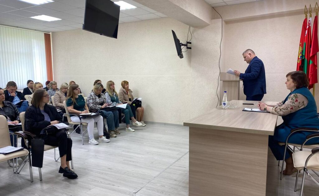 В Мяделе провели семинар-учебу по вопросам трудового, пенсионного законодательства и другим