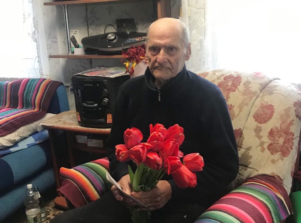 Поздравляют ветерана Владимира Жихара