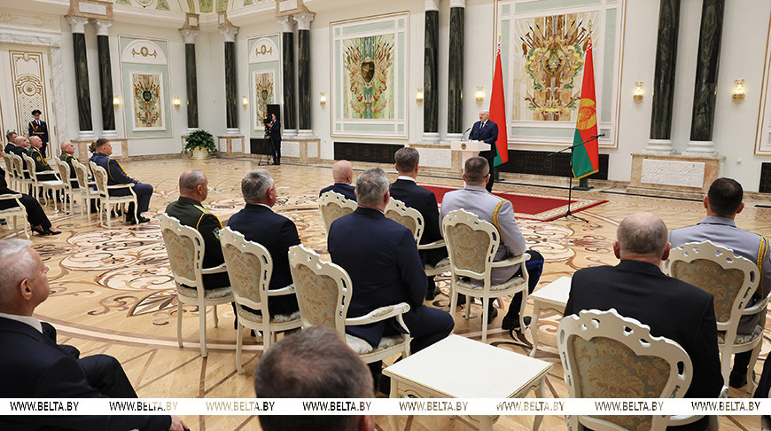 Лукашенко в преддверии священной даты — 80-летия Победы — вручил государственные награды