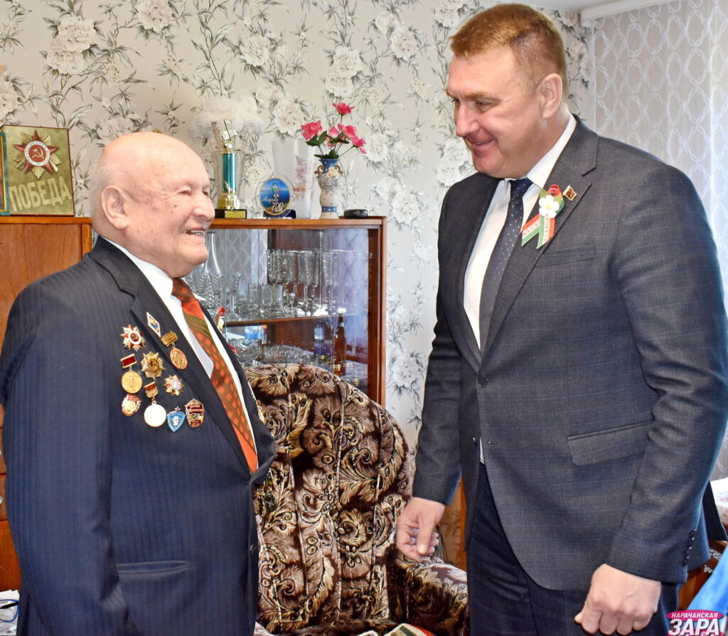 Ветерана войны Михаила Гордона поздравили с наступающим 80-летием Великой Победы