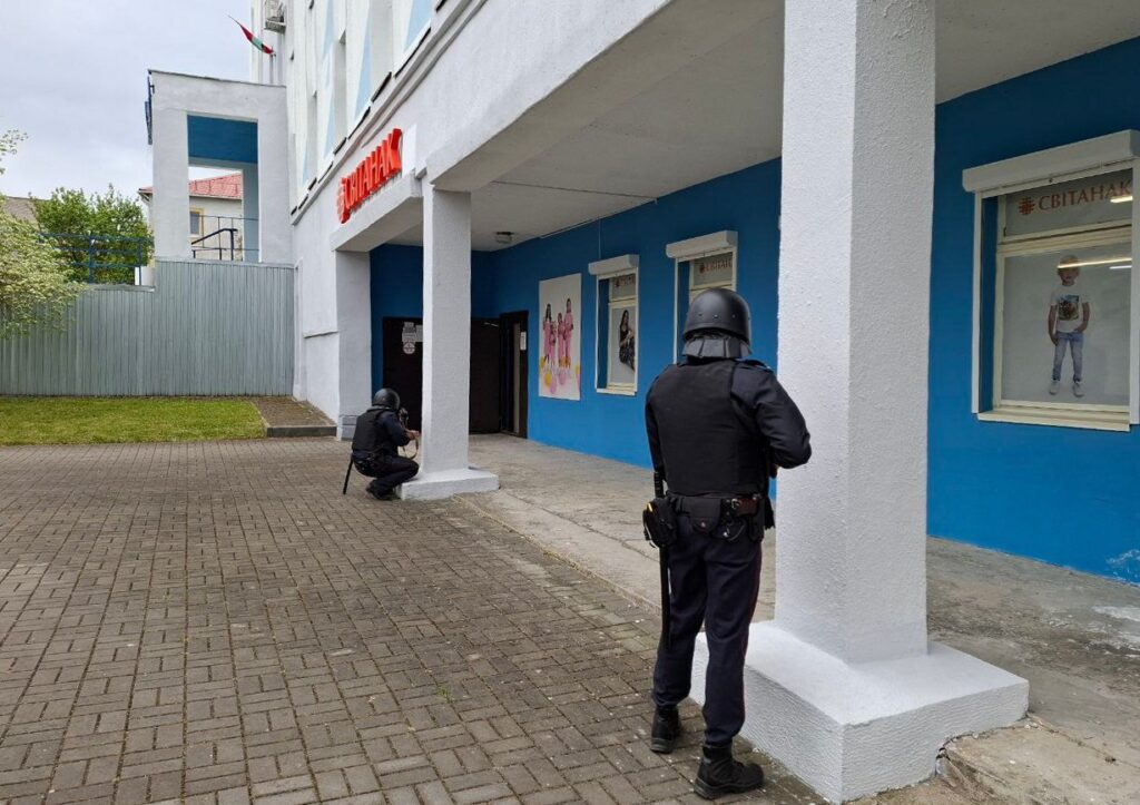 В Мяделе «задерживают» вооруженного преступника