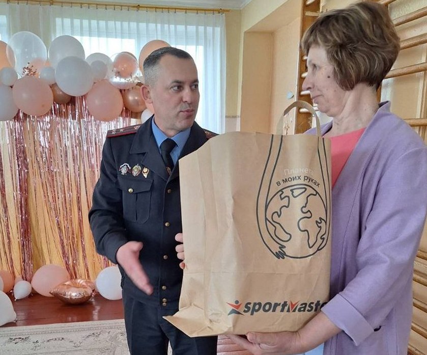 Подарки вместо обиды: как милиционер поддержал детей