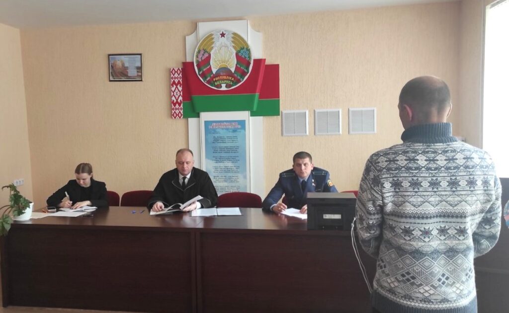 В гостях употреблял спиртное и сел за руль. Прокуратура поддержала гособвинение в выездном судебном заседании