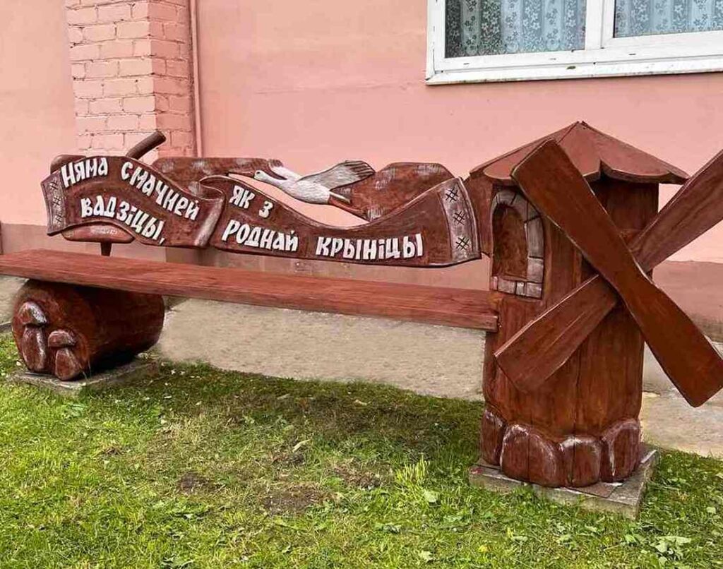 Новая скамейка появилась в Кривичах