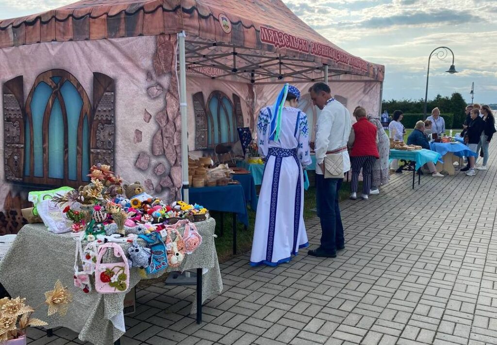 На мядельской площади Ленина сегодня фестивально