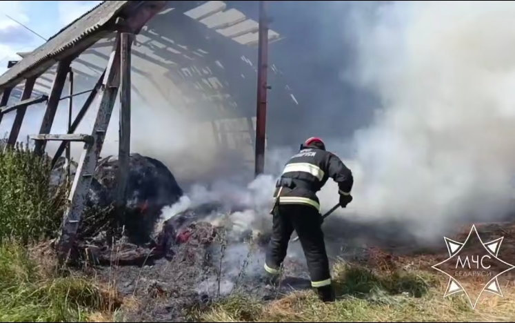 Спасатели ликвидировали загорание сенохранилища