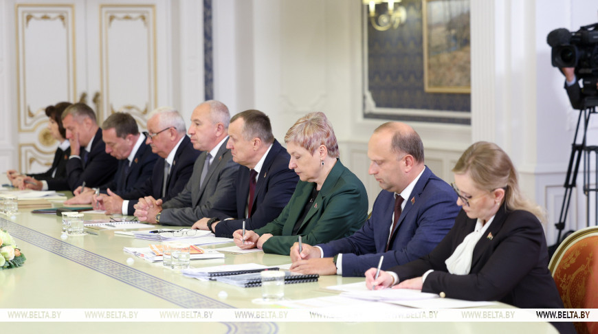 Закрытие магазинов на селе, завышение зарплаты руководства. Лукашенко раскритиковал работу Белкоопсоюза