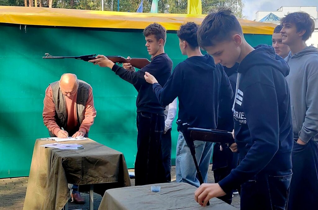 Мастер-класс по разборке и сборке автомата и  стрельбе провели в НДЦ «Зубренок»