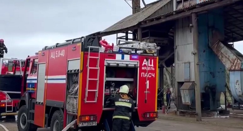 Спасатели ликвидировали пожар на зерносушилке в Мядельском районе