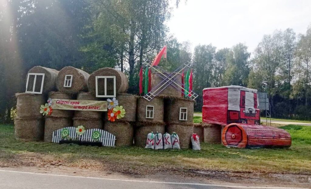 Такую композицию из соломы установили в «Свирь-агро». Рассказываем, где именно