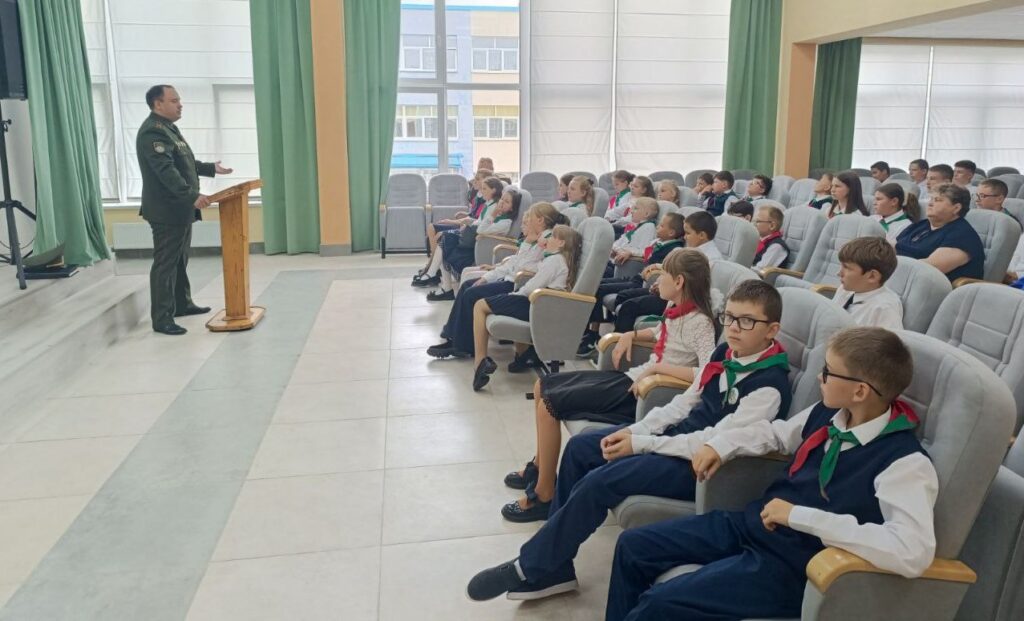 Майор Станислав Божичко посетил гимназию Мяделя и Кривичскую среднюю школу