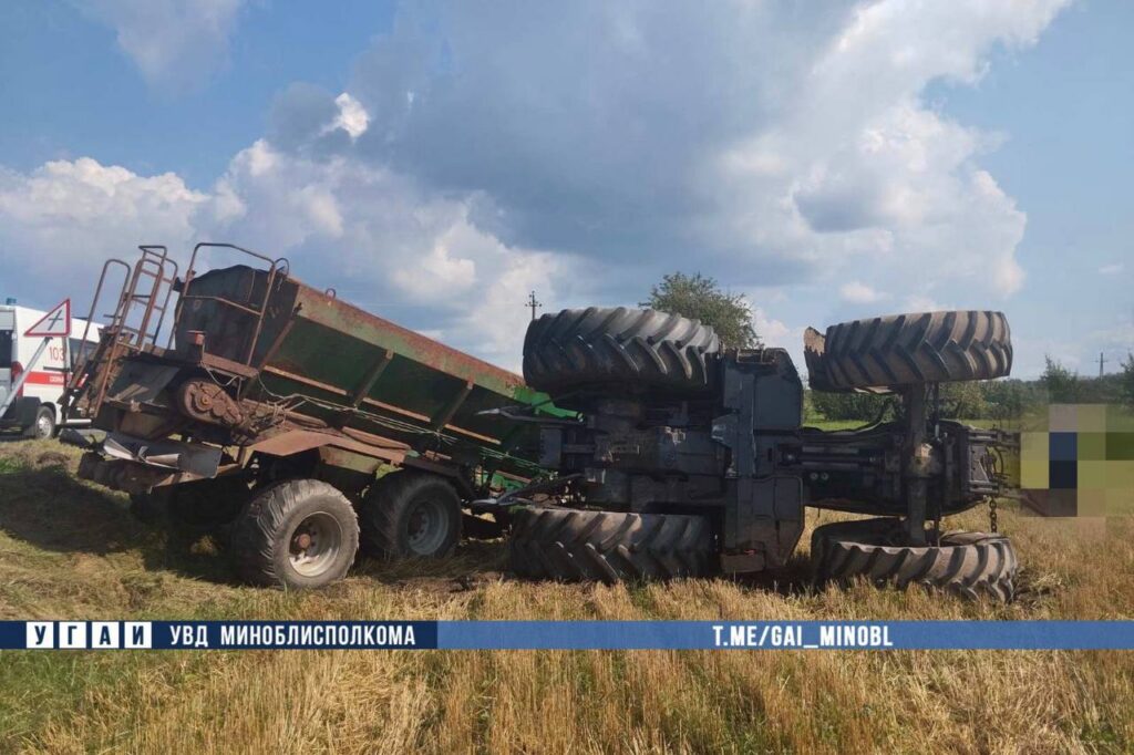 Трактор опрокинулся на дороге в Мядельском районе