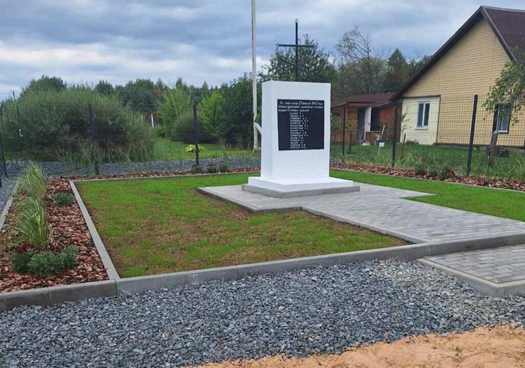 В Шкленниково отремонтировали памятник жертвам фашизма и благоустроили территорию возле него