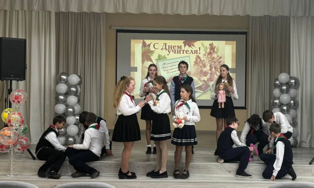 Учащиеся Кривичской средней школы поздравили с Днем учителя своих педагогов