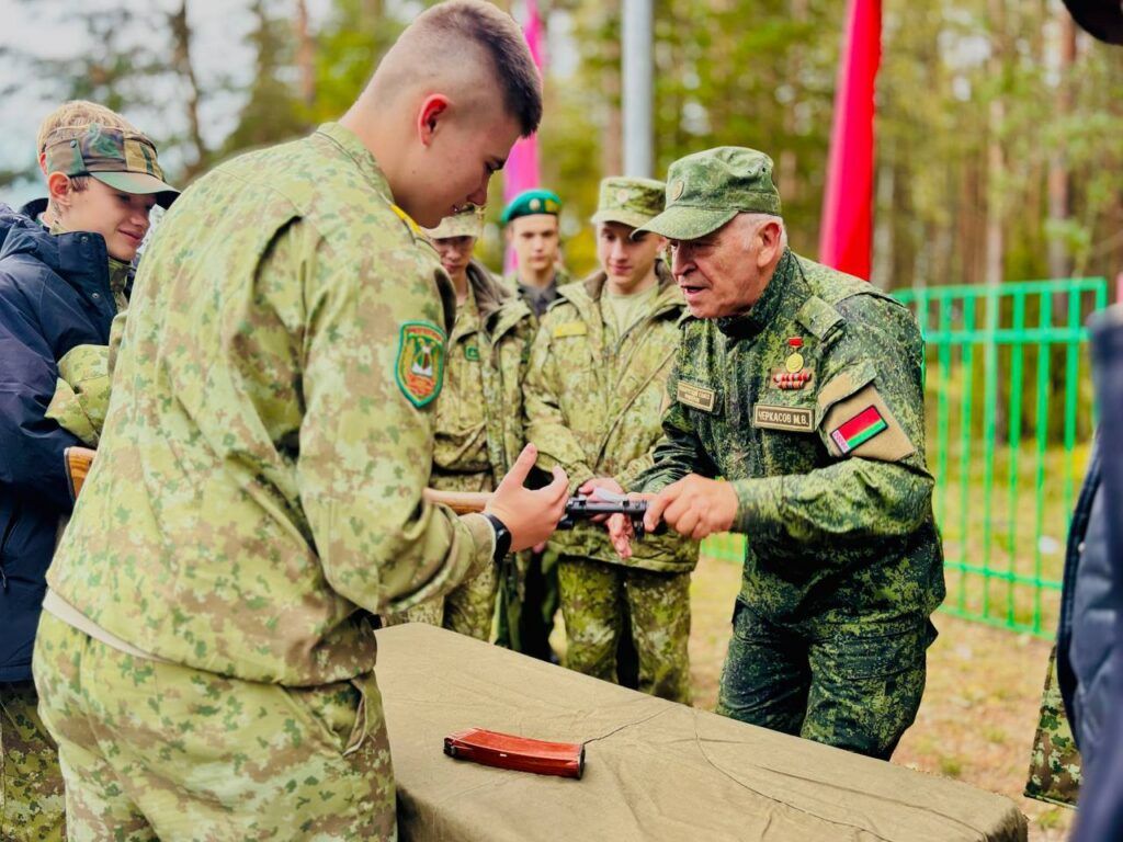 Воспитанники смены «Юный пограничник» поучаствовали в диалоге поколений и в мастер-классе 