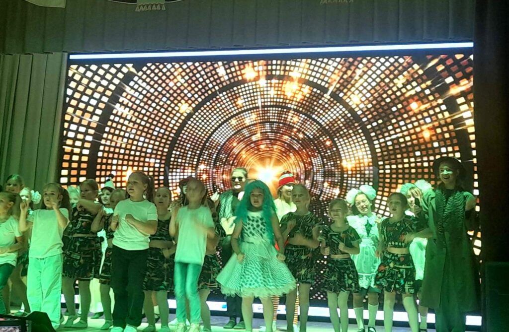 Премьеру танцевальной сказки «Буратино» показали в курортном поселке Нарочь