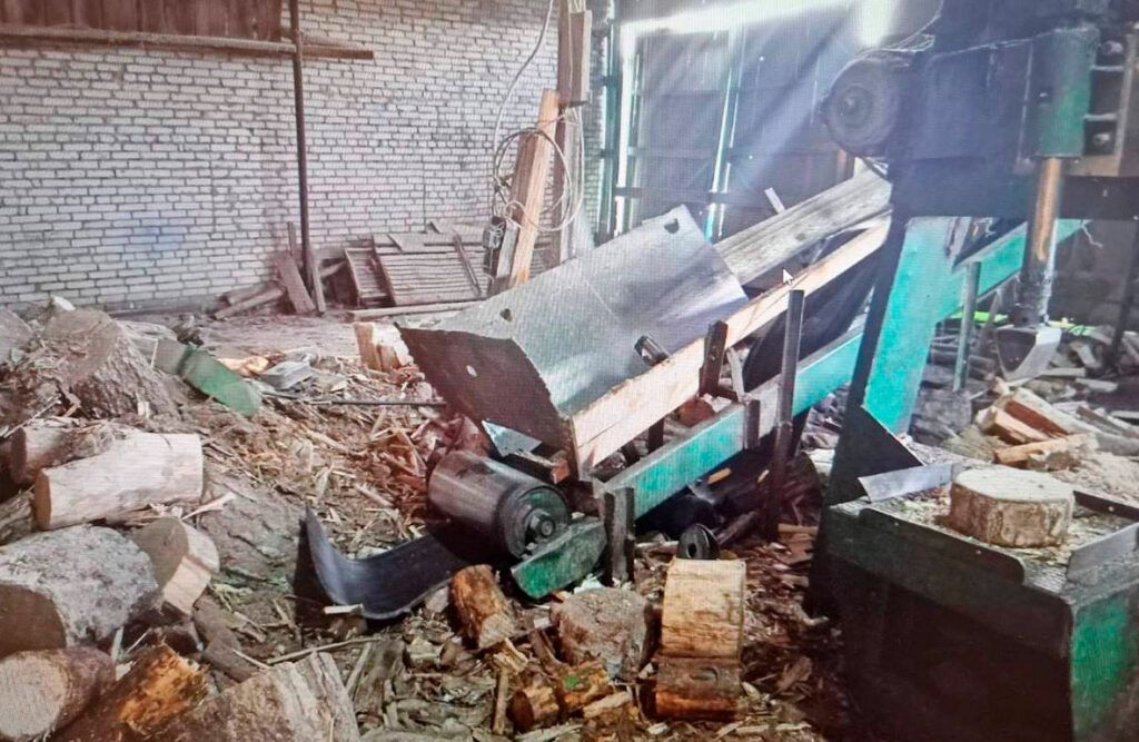 Мужчина поломал руку в цеху колки дров в Мядельском районе