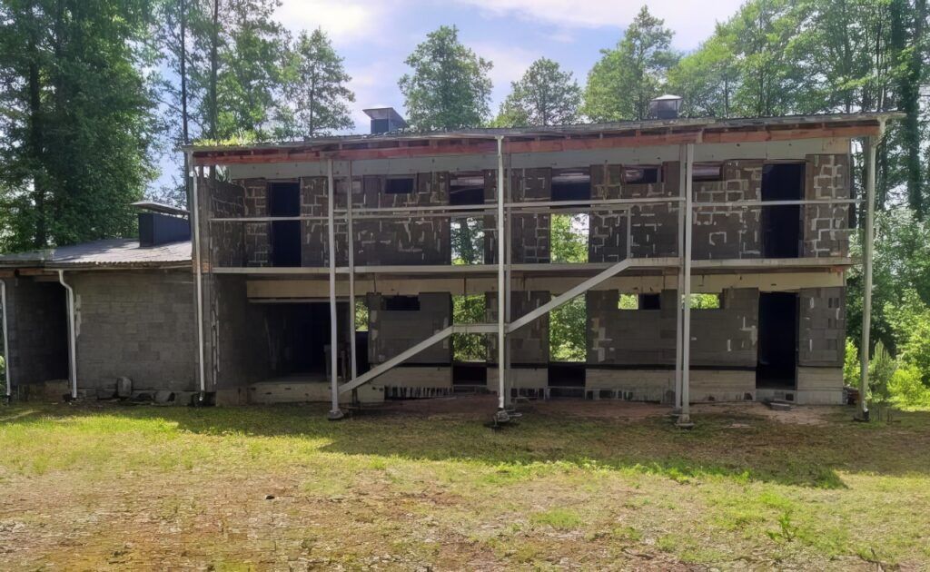 Вблизи озера Нарочь продают недостроенное здание