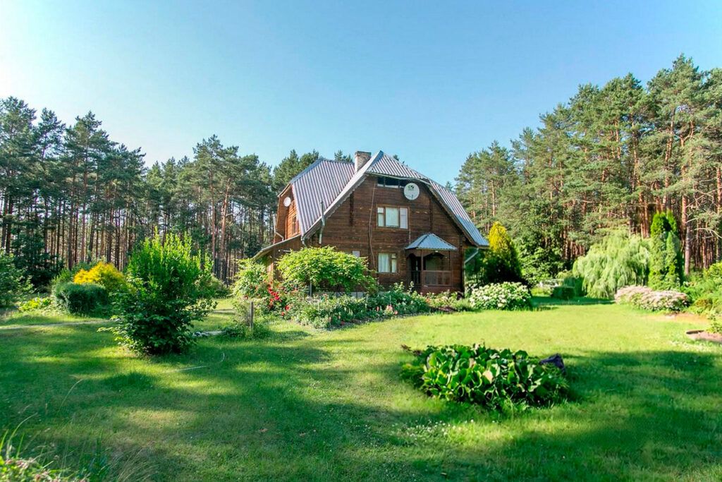 На берегу уникального озера Белое выставили коттедж на продажу