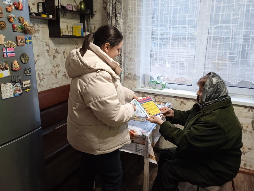 Соцработники поучаствовали в акции и подарили извещатели близким