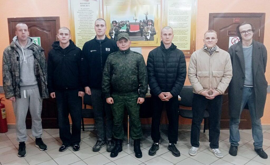 Продолжается отправка призывников к местам прохождения срочной военной службы