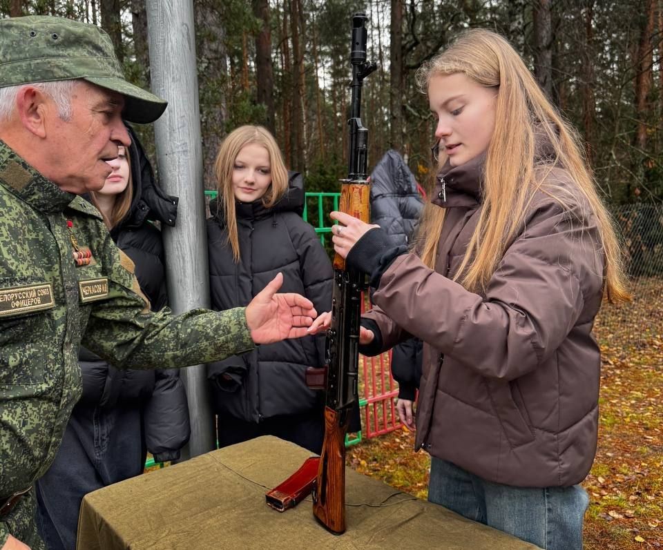 Представители Мядельской районной организации «Белорусский союз офицеров» провели мастер-классы в «Зубренке»