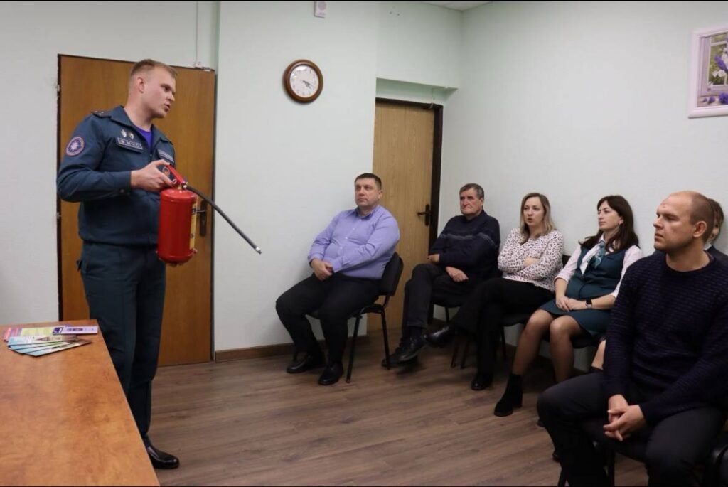 Спасатель напомнил сотрудникам банка о правилах безопасности в быту и на работе