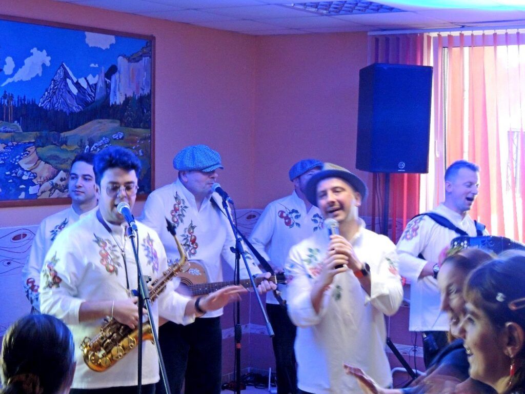 Пансионат «Маяк» с юбилеем поздравили «Дрозды» и волонтеры