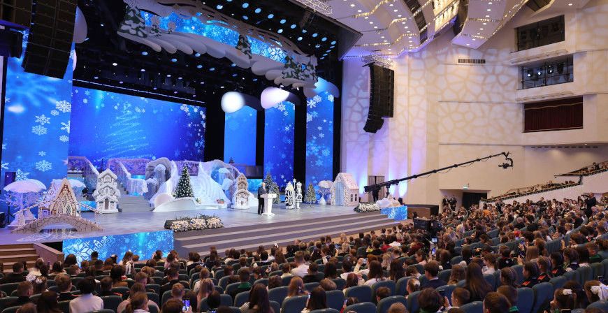 Александр Лукашенко поздравил детей на главной ёлке страны