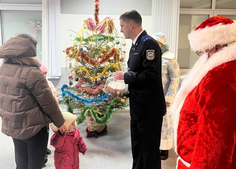 Сотрудники райотдела Следственного комитета поздравили многодетную семью