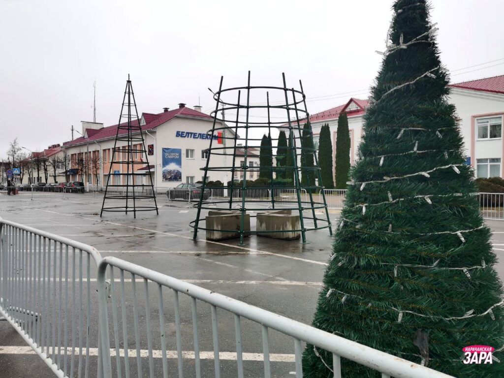 Главную ёлку района начали устанавливать в Мяделе