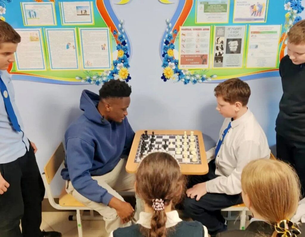 Телеведущий из Камеруна рассказал школьникам о своей стране и сыграл в шахматы