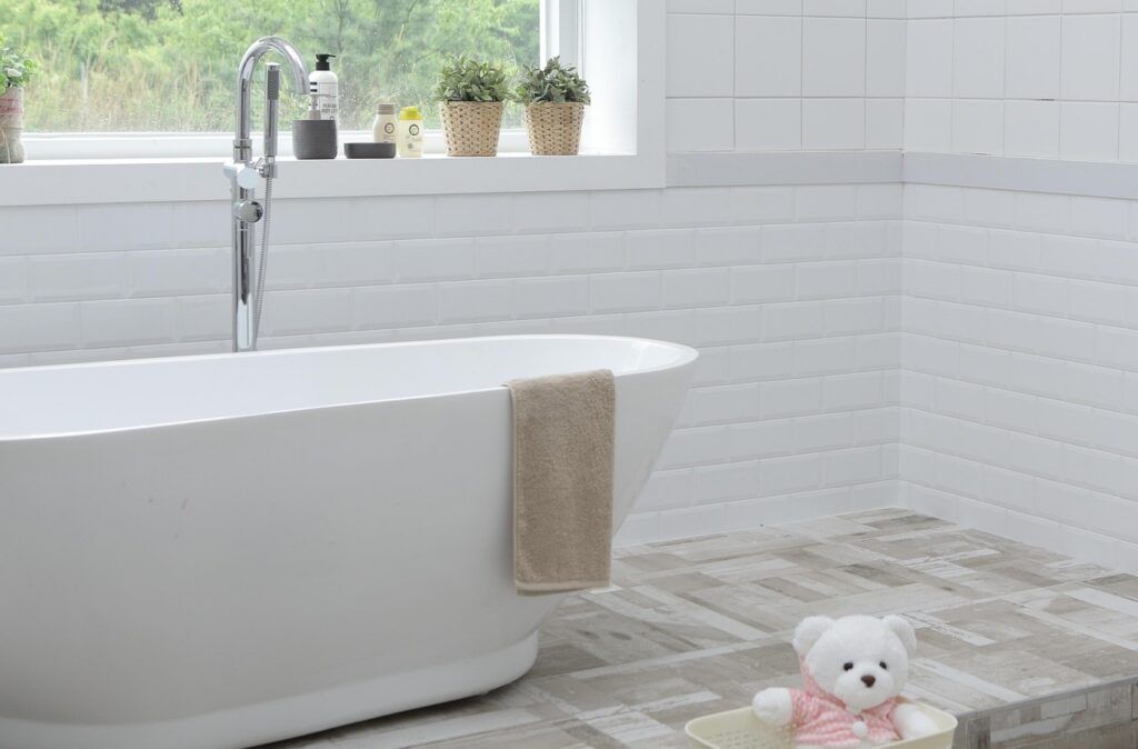 Напоминаем правила установки розеток и приборов в ванной